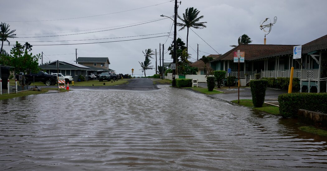 Hurricane Lowell Brings Rain, Fierce Wind and Power Outages on Hawaii’s Kauai 1 33b747797fa098a63ad97870b9e03fbd378c575358d8f295eca409ffcb82d5d9 1