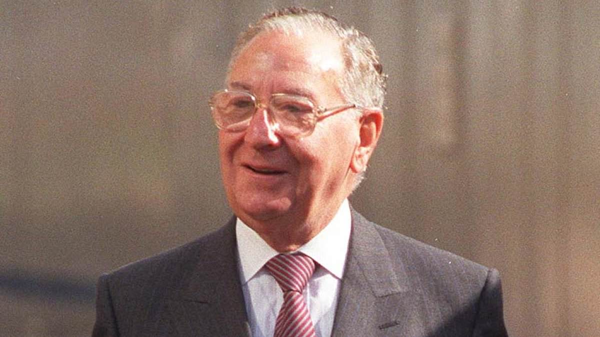 RICHARD EDEN: Grandson of retail tycoon sues his own mother for £1m 1 39cfc8e881aad532f81bed6326a7cffd5a8c044d10fb373644cfeb29ea1873c8