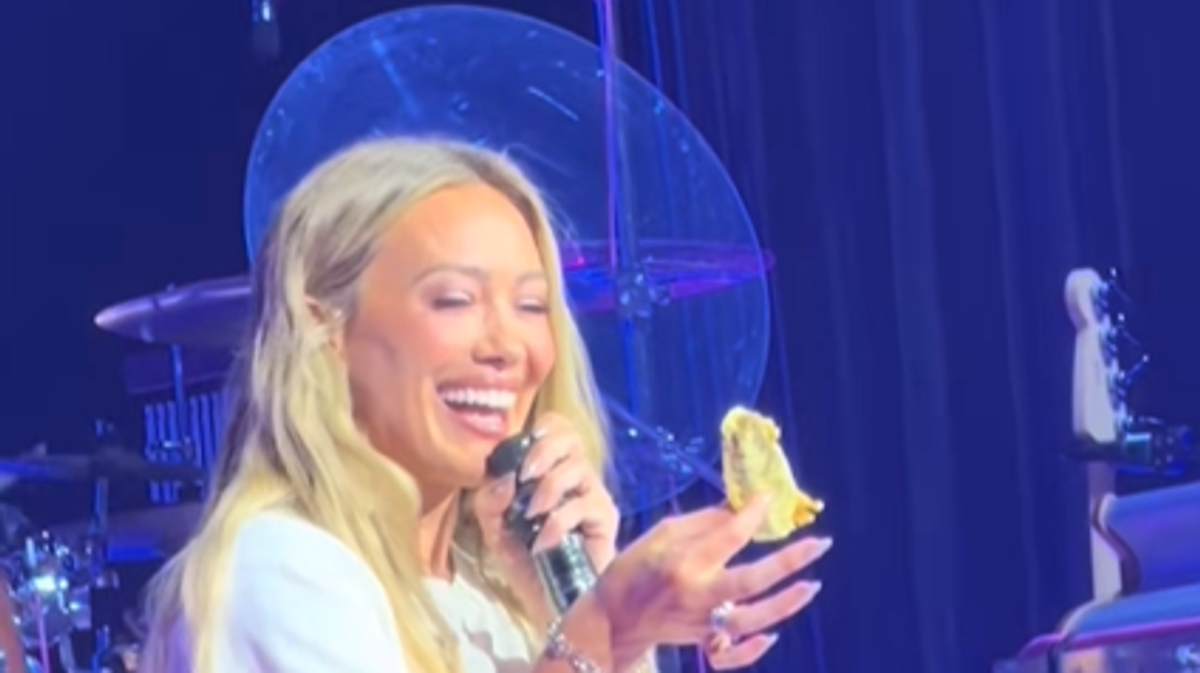 Hilary Duff tries deep fried Mars Bar during Glasgow gig and gives one word verdict 1 3d6e3311db2f0debe8717fb479f221e7cf5bc6a23bd45fe1a3928df923f8341f
