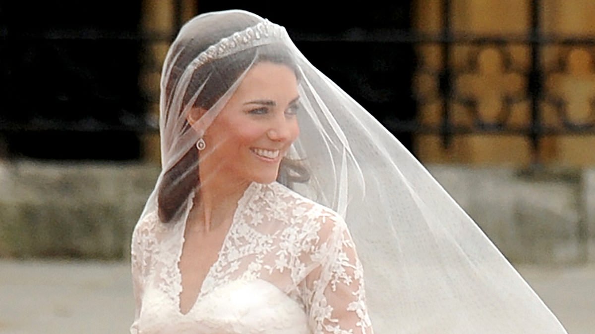 ALEXANDRA SHULMAN: The day I was summoned to Clarence House to advise Kate on her wedding dress... and I how helped her pick even though I looked a fright on my own big day 1 42a85899567e4ed56930ffe7fb5ac733571b8b968414976b32961702180eedfd