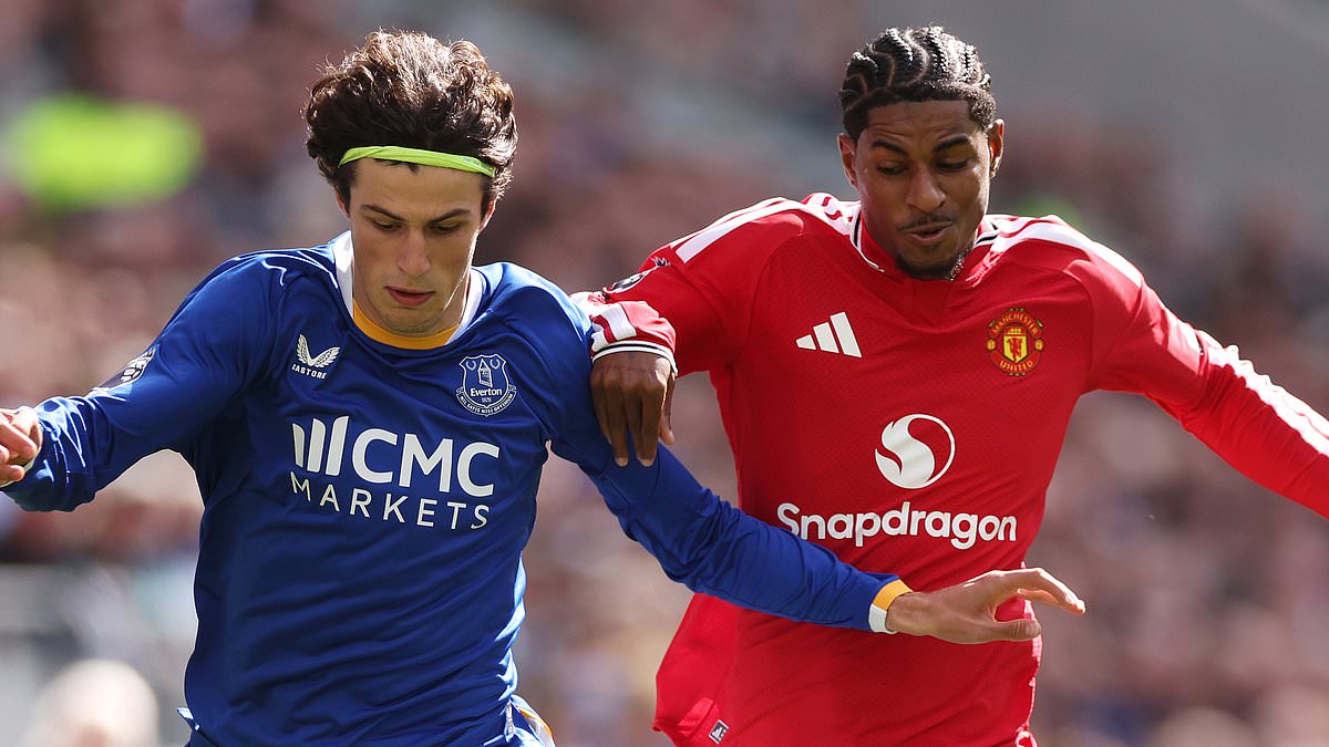 The 6/10 man who looks like he's still finding his way at, the recurrent menace - and the star who never got to grips with his opponent all game: Everton 2-2 Man United PLAYER RATINGS 1 4530cbd29fe652bf8d7faad4f855cd74812ba6459618ede5c5a70d1998d07514