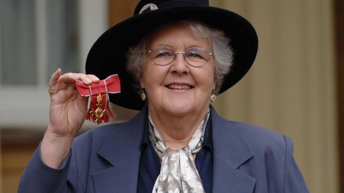 Coronation Street actress Stephanie Cole, 84, dies after Alzheimer's diagnosis 1 4f8b1025f16138d39f077c17085862f1bae2bbcb6e744c20bef7aeb868589c02
