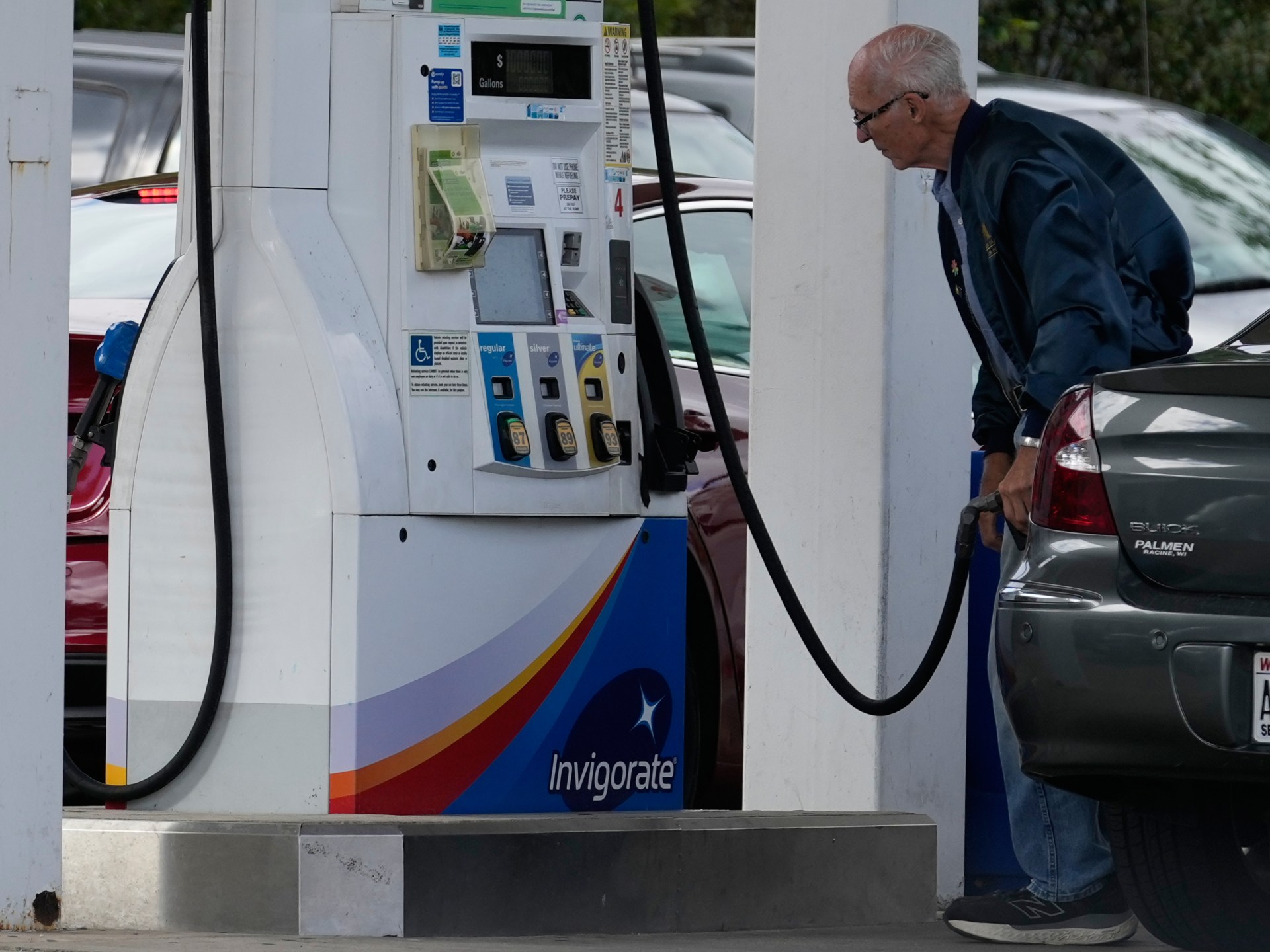 Trump says he is rolling back Biden-era US fuel economy rules for cars 1 52dc94cff0906157045210e8234d5fc328eb476843b39d06966044ce64ef39aa