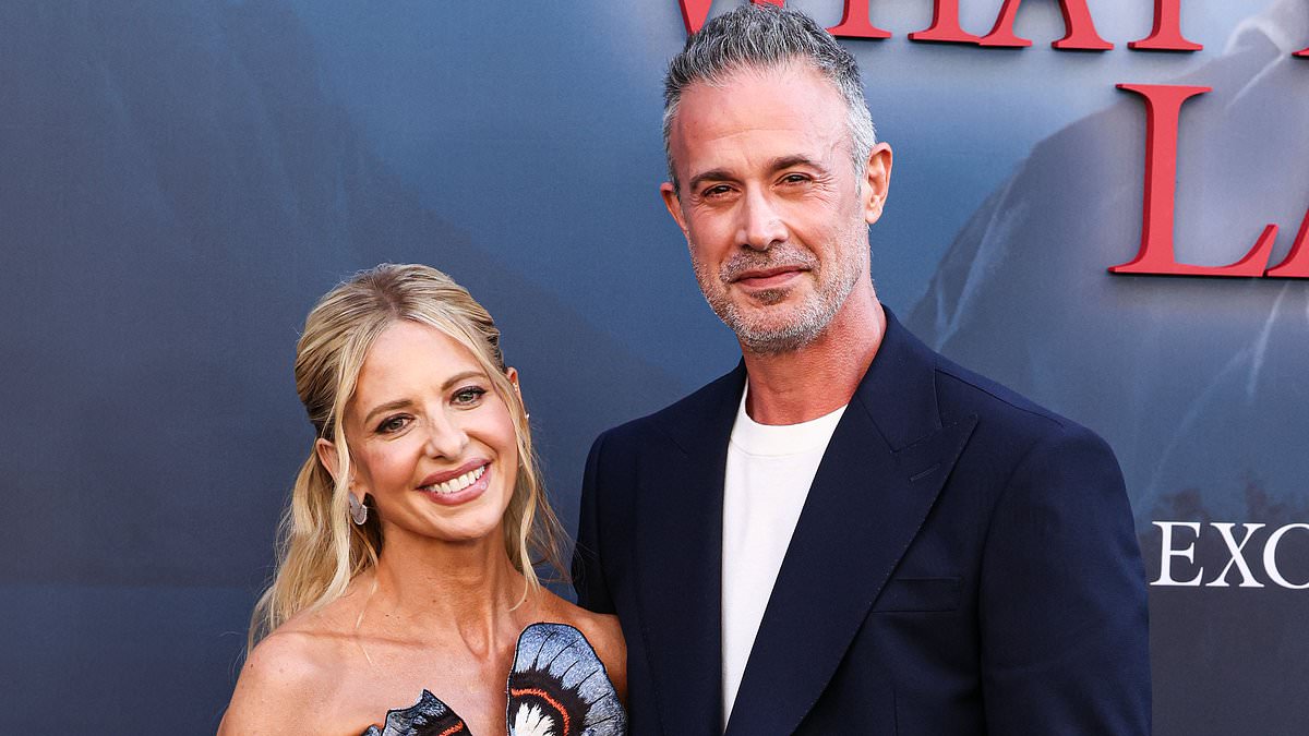 Sarah Michelle Gellar celebrates 24 years of marriage to former costar Freddie Prinze Jr with sweet throwback snaps 1 5416ed4e36da926cd338bc1e9f89da69176b5a16fcb1c9269978d24189d07c3c