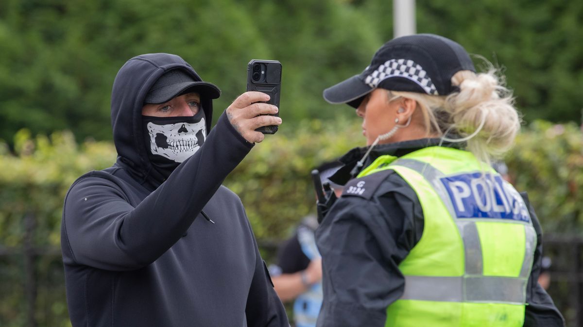 Police form ring of steel around anti-immigration and counter protesters in Glasgow 1 554dc58a4f065d09c95a927f8a1671a93d3c55f2d475386dd5e67d7248452064