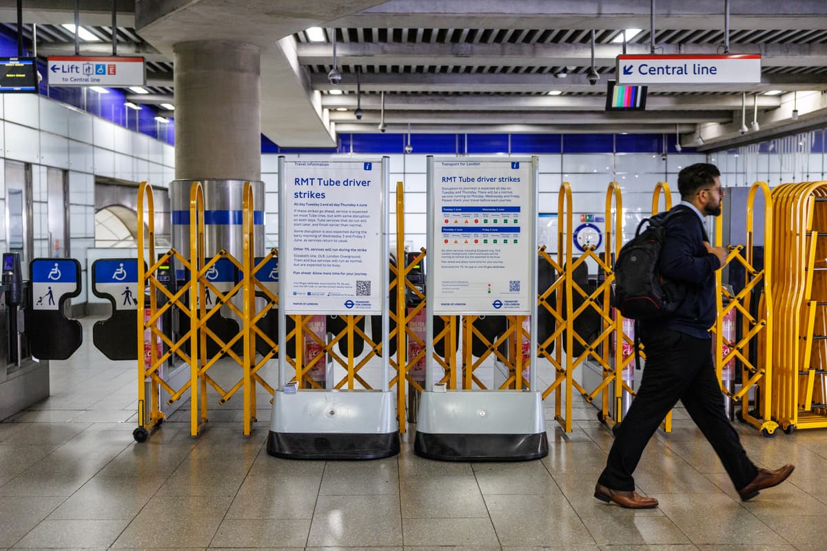Tube strike fears after RMT union sets deadline to London transport chiefs over four-day week row 1 57011b8dbab0f4364a540e5fc90705b629a09ba19ca61af2537f5a50878cbae7