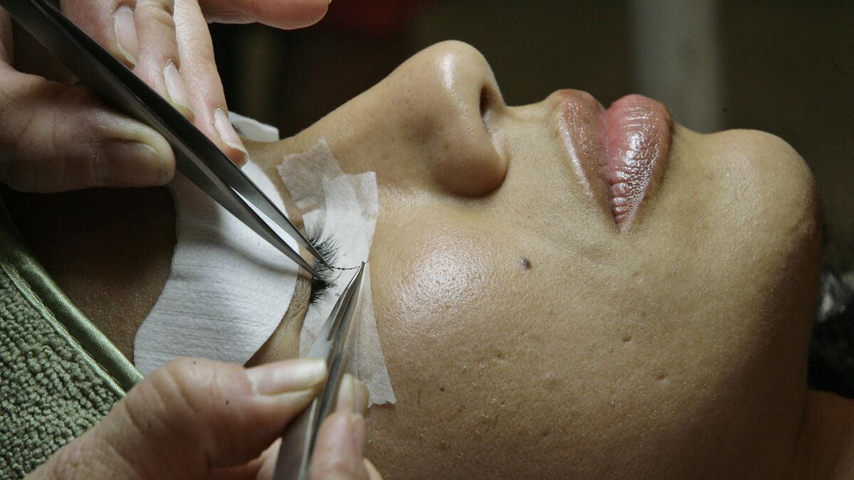 Eyelash extensions linked to mites and skin irritation, study finds 1 574fb87f7cb659c029752327732d311387c9c03cb4c7699e07766c008755a790