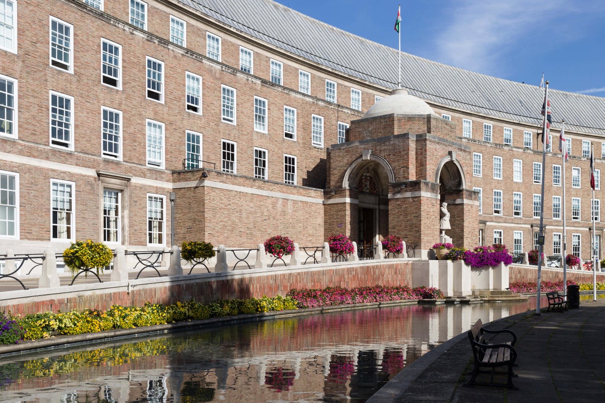 Bristol councillors vote to end high-carbon advertising on council-owned sites 1 57c1d4a449989ea4bdd3867406baed7c44de2ee7d8a4530ae41405b0b47041e8