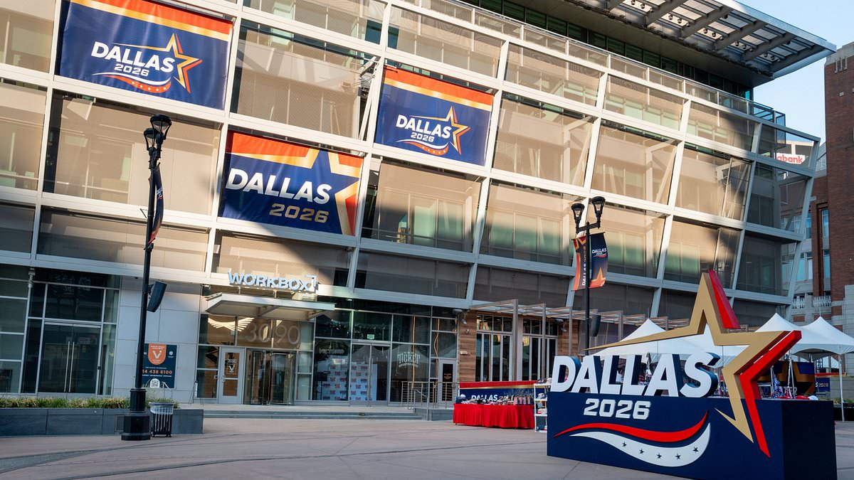 GOP convention chaos as attendees complain of hours-long lines and crowded buses in sweltering Texas heat 1 583d8842cbafb718597d57ff3c3939ce30cb6c7dc3bdbb4afb639ca2ccb8a046