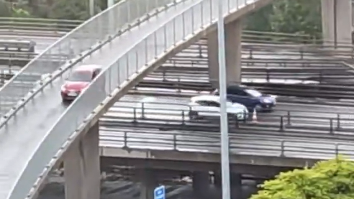Car spotted driving down pedestrian bridge over Glasgow motorway 1 5a58b5051eed8cd1f1f8b271eed7ee10bbfeb61a2ea292f5e03d590c296c1166