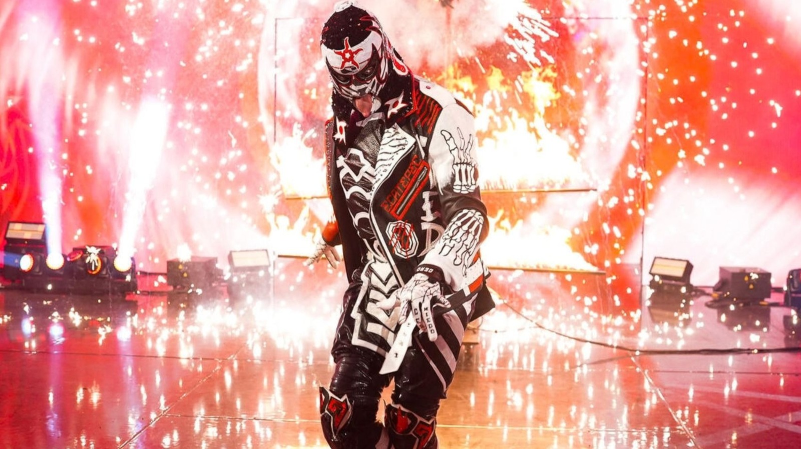 Penta Qualifies For Men's MITB Ladder Match After Replacing Solo Sikoa On WWE Raw 1 5b3332cc8ad3f6b80c27e3c56c2a2c9a5ed212ca8d2b5768a04083b1c2628859