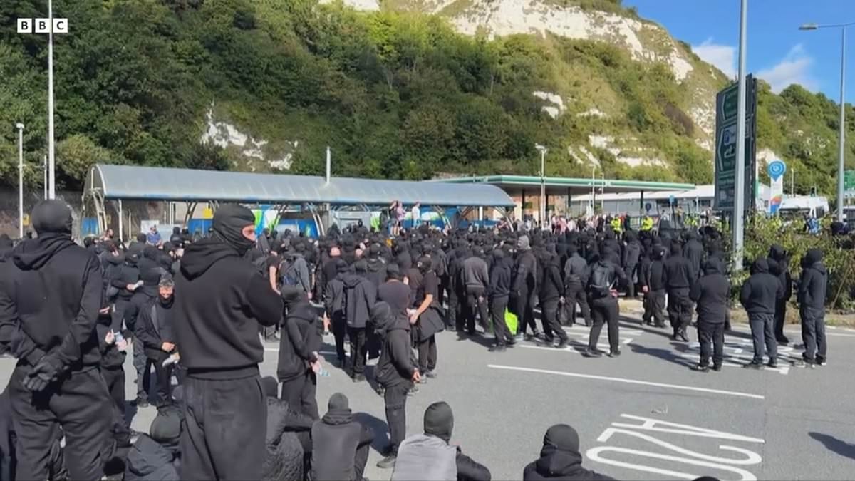 Anger as balaclava-clad mob bring Dover to a halt in 'stop the boats' protest with four-mile tailbacks leaving town gridlocked as hundreds miss ferries 1 6689c36f860c29707f2d7dad1edd0aaad9f22e71ad60f8e429a408d8904939db