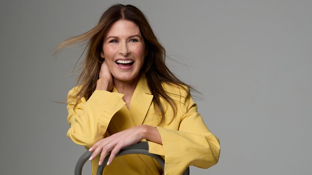 See Architect Amanda Bone like you've never seen her before. The building expert becomes a fashion icon for Dublin Design Week... and reveals the outfit that's so difficult to get into, it makes her cry! 1 670125624796d58a0430bb13608261a35d4aabd5341c7615244dff787824bd1b