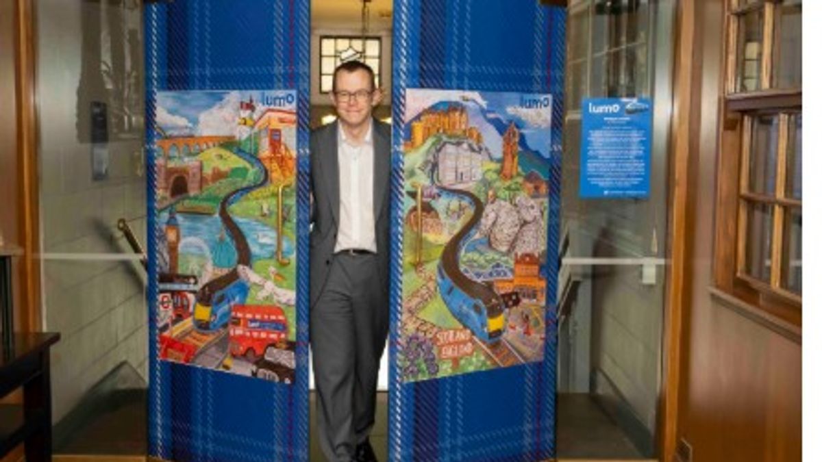 Stirling hotel hosts new artwork from train operators to celebrate London link 1 6b73269deefe0cff7923fff123f3281ffe0c108bf657b796237defff852ce0bc