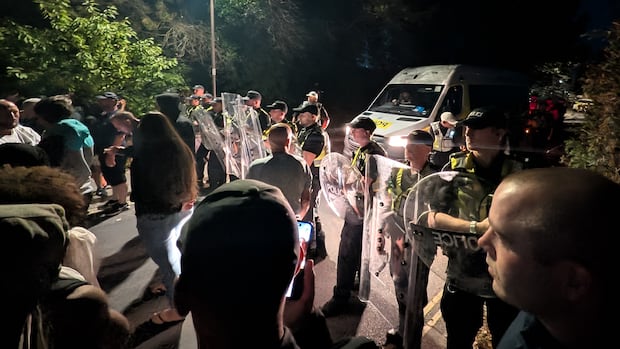 U.K. government slams 'thuggish' anti-migrant protesters, after demonstrators block port 1 6bef8eb853e96b9799acc420249484ba9b37725d1dbe8f5d0413e7358cd69911