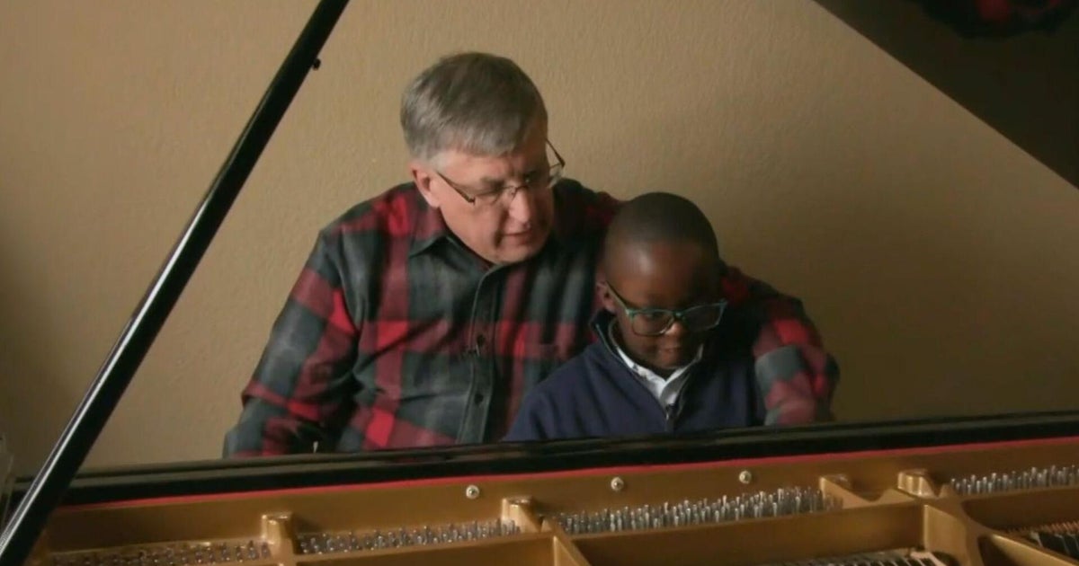 After a stranger gifts a boy with autism a piano, he dazzles the world: "He's Mozart level" 1 6c3b2abddaf9021004d4fb2b7d23bd1b9c518436bc2c2823ec1e5eff714305fd