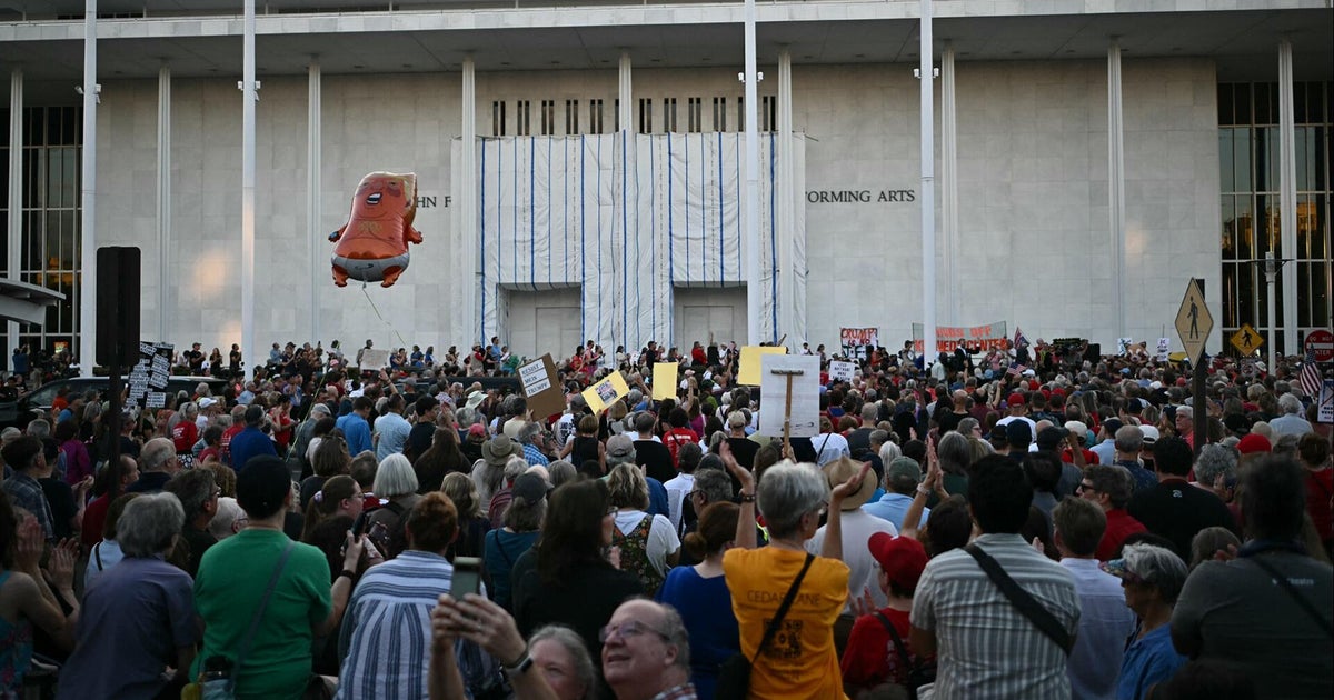 Protesters gather outside Kennedy Center after Trump threatens demolition 1 6c73c3e6d0322431e1cfb9af88c429e24b7bd3567855bcb775edb18e633b0bc0