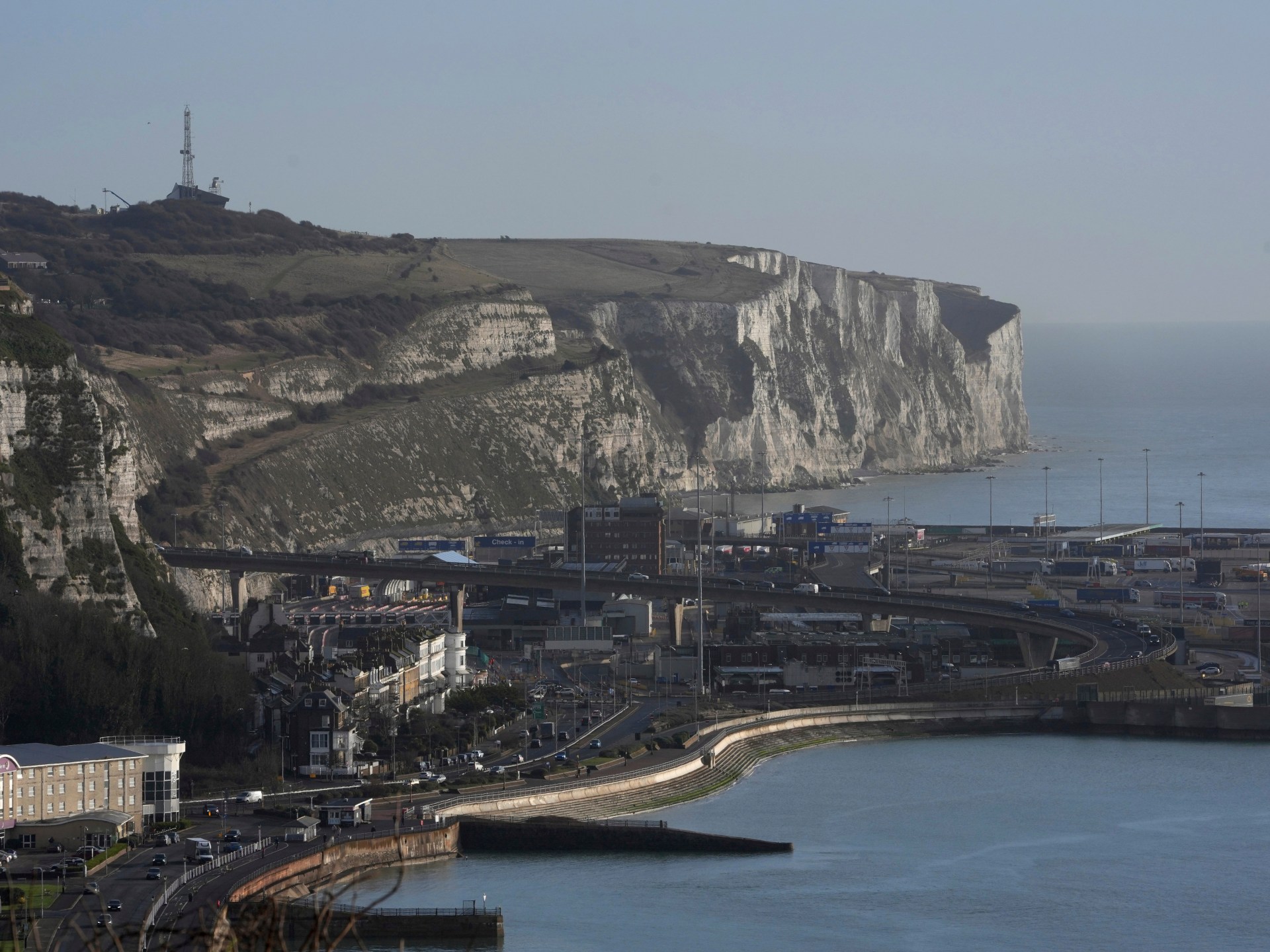UK gov’t condemns masked anti-immigrant protesters blocking Dover port 1 6cd515879879ad3ea9851c90a2a69b3c9157ee83249a7a3b167c6cdbe17b16be