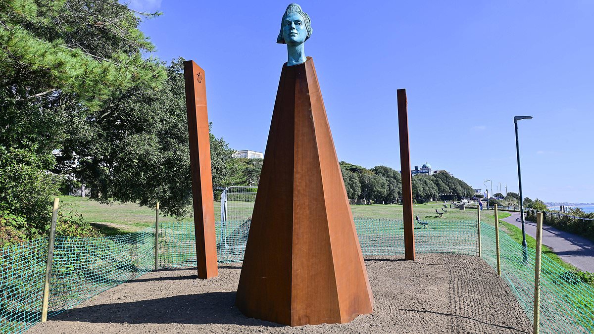 Town's 'eyesore' new sculpture which cost £54,000 to build is branded 'some rusted metal with a head on top' by locals 1 74b5eafe527b02fef6fdd3767c7e53379d994bb097628a0f8832633ca39d3003