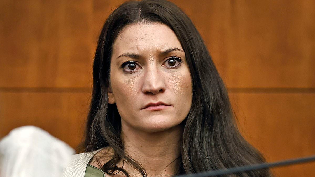 Desperate Lindsay's descent into hell - and why I feel so much empathy for her plight: SARAH VINE 1 7d5c0a0bcf11d7e463ba7e7a5bf8f48359ab55535623bdac650401d28b1a3d0b