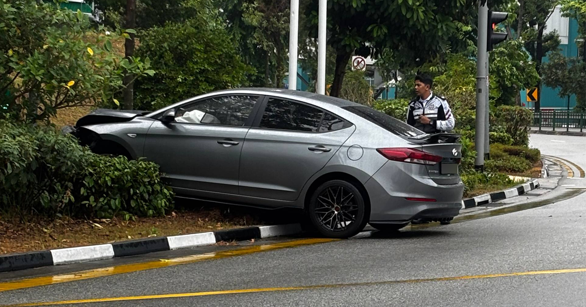 Car skids and crashes onto roadside verge in Woodlands; airbags deployed 1 8535e7c8495e59fa58f0516682dced5ded02a1e2591a5273dbee7ef202e43d6f