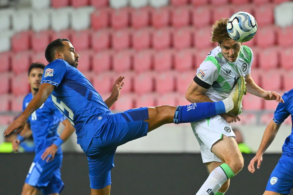 Ireland players wear black armbands and refrain from handshakes in soccer game against Israel 1 89b9703664bf843318d7ad5ec7fea0db07ccea619b43232e465fc9af88b0dc94