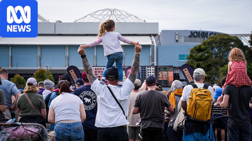 Standing room only as AFL Grand Final parade kicks off 1 8dae481edd3950016d9cc0028d3cbbfa11c8c79b022a50d4530632c4f38aca68