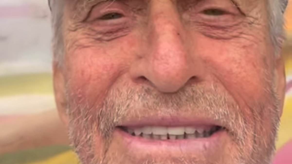 Michael Douglas says he's 'not bad for 82' as he soldiers through 90-minute walk around Central Park 1 92113aba2dbe296fc6ab59baba5eb0bb3669d99cbcdfeb1f0b2ffc46d316bc44