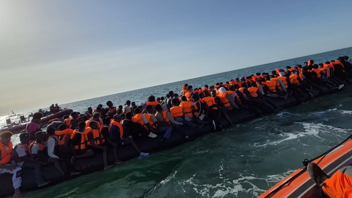 Migrant smugglers are using more and more 'mega-dinghies' to reach the UK because they have 'run out of small boats' 1 940ee28e8c3c0bb170598396a5fbb3d04e3a0daa3e75bd171579549db1ee298b