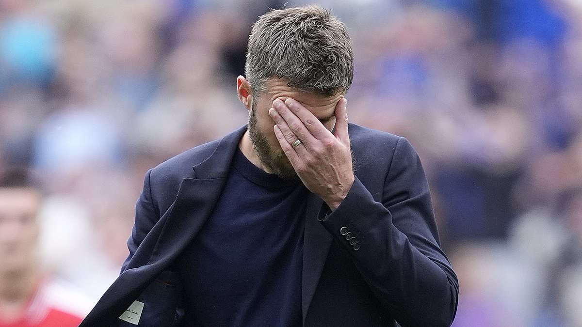 Michael Carrick 'bitterly disappointed' as Man United are held to draw at Everton with last-minute wonder goal - and admits leaky defence must sharpen up 1 a7d20bc3b1abd5beb2db68de5616b34be972c576b62db48c4c254a8a76af82f5