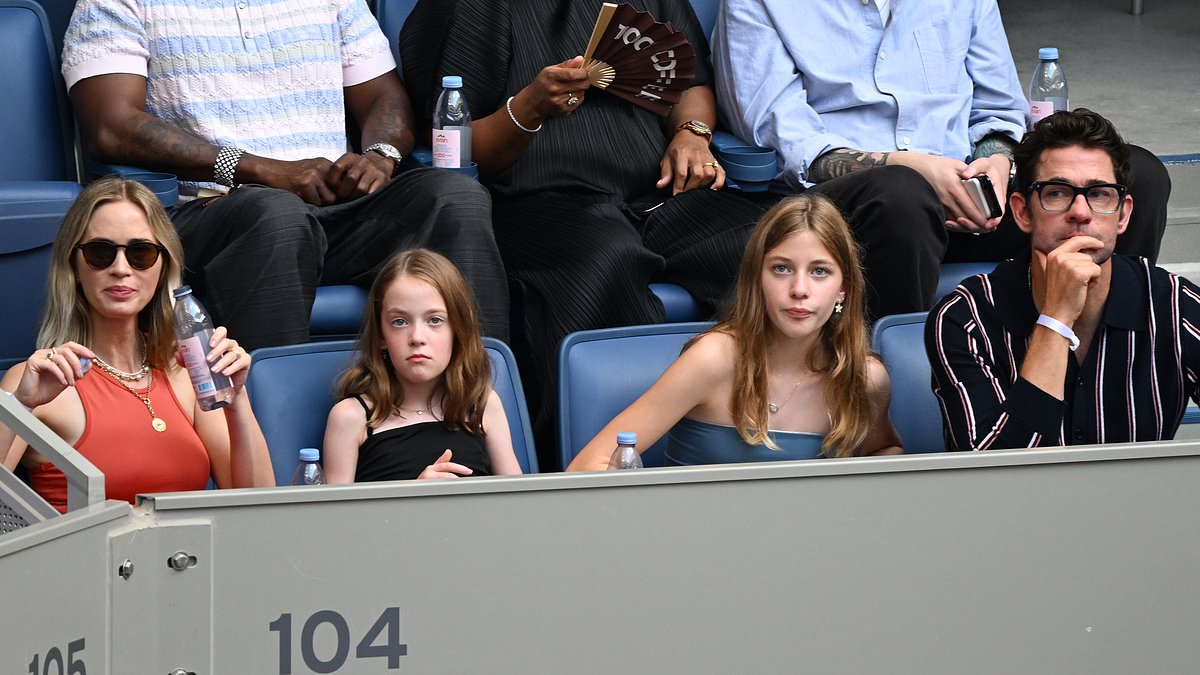 Emily Blunt and John Krasinski make the rare move of taking their young daughters out in public 1 a884b50786cb4ae4efaa3976cb7f3b46d03062c8549c0e386e4b7b54e901fabd