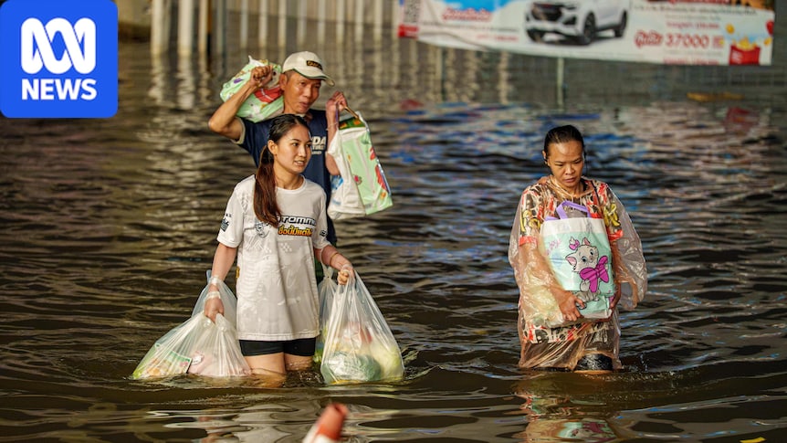 Bangkok locals rally to help each other as flood wreaks havoc 1 a994f7241f542c43b099c893b0a10a4074bf0cba0c4de831c3c6b33f4f369b8d