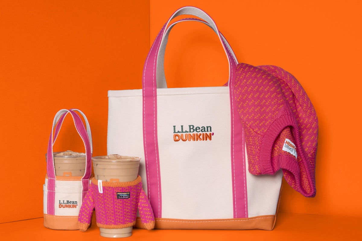 LL Bean partners with Dunkin’ to give your coffee cup a tiny little sweater 1 b12700d8081f5cb3619902bd061841ec40b4e9d76e5a6b8e87ad3f6203ccb12f