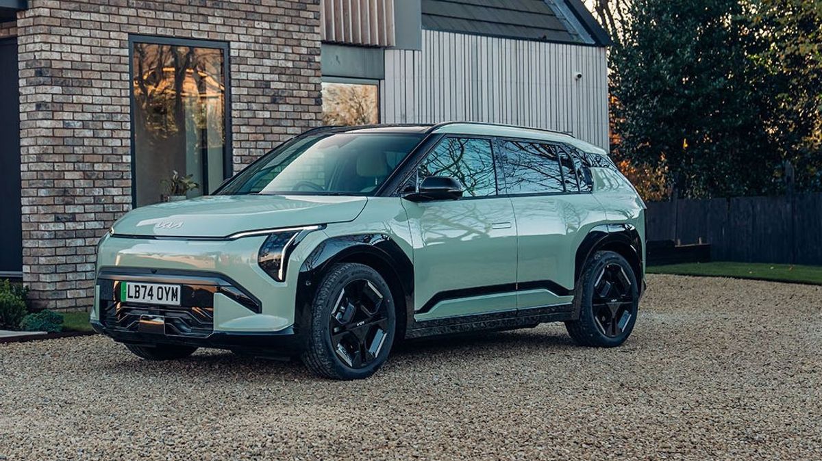 JOHN MURDOCH'S DRIVE TIME: We get behind the wheel of the Kia EV3 and reveal new Skoda Karoq Black Edition 1 bbb1311bcc64ca6b862e5b5cc9f3d223e2833defeb6d1748e8463db57973b7f1