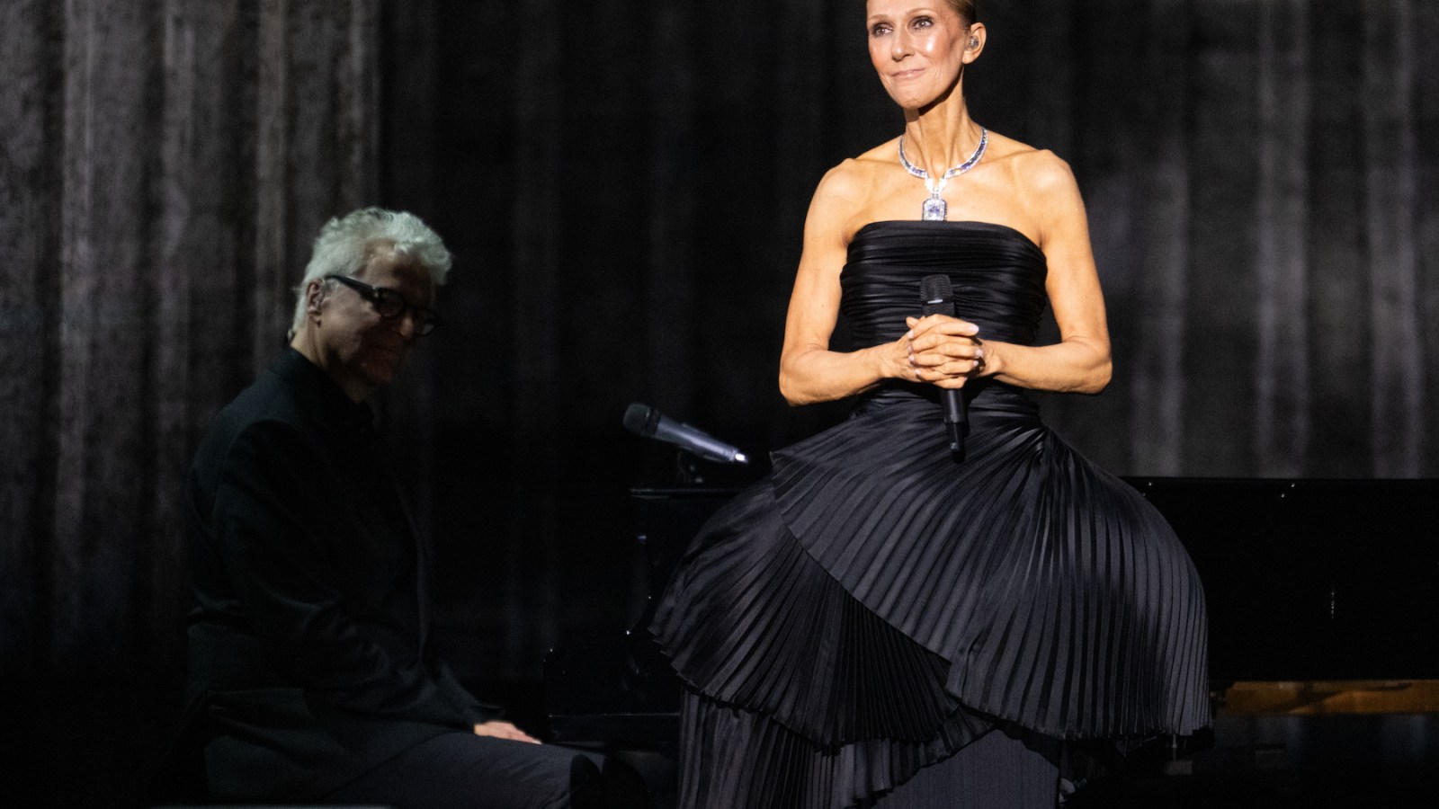 Celine Dion Returns to the Stage in Paris With Elegance and Emotion 1 bd099af3f50f10be5071f38f67639524df1ce85a35cca6e425dea6b49f5cc978