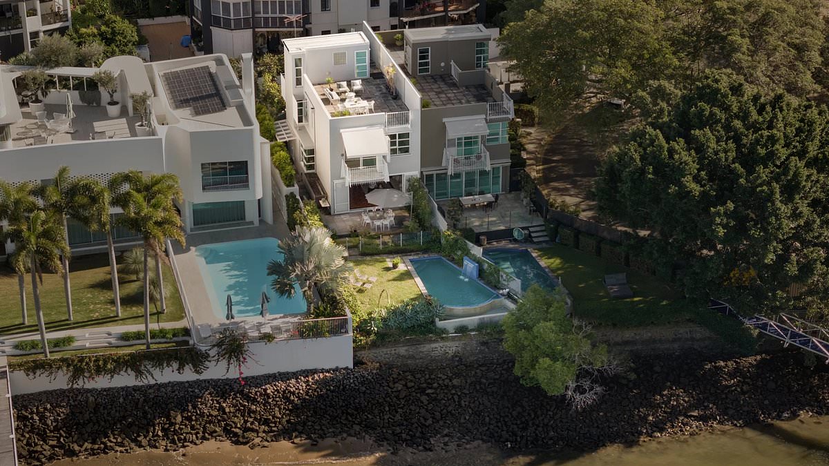 High society feud erupts in Brisbane's 'Millionaire's Row' over 16m pontoon outside luxury $5.9m mansion 1 be418a52b5a3322a3830470adae2a0eafb3454c2f1125544f18c5b320edc7a5d