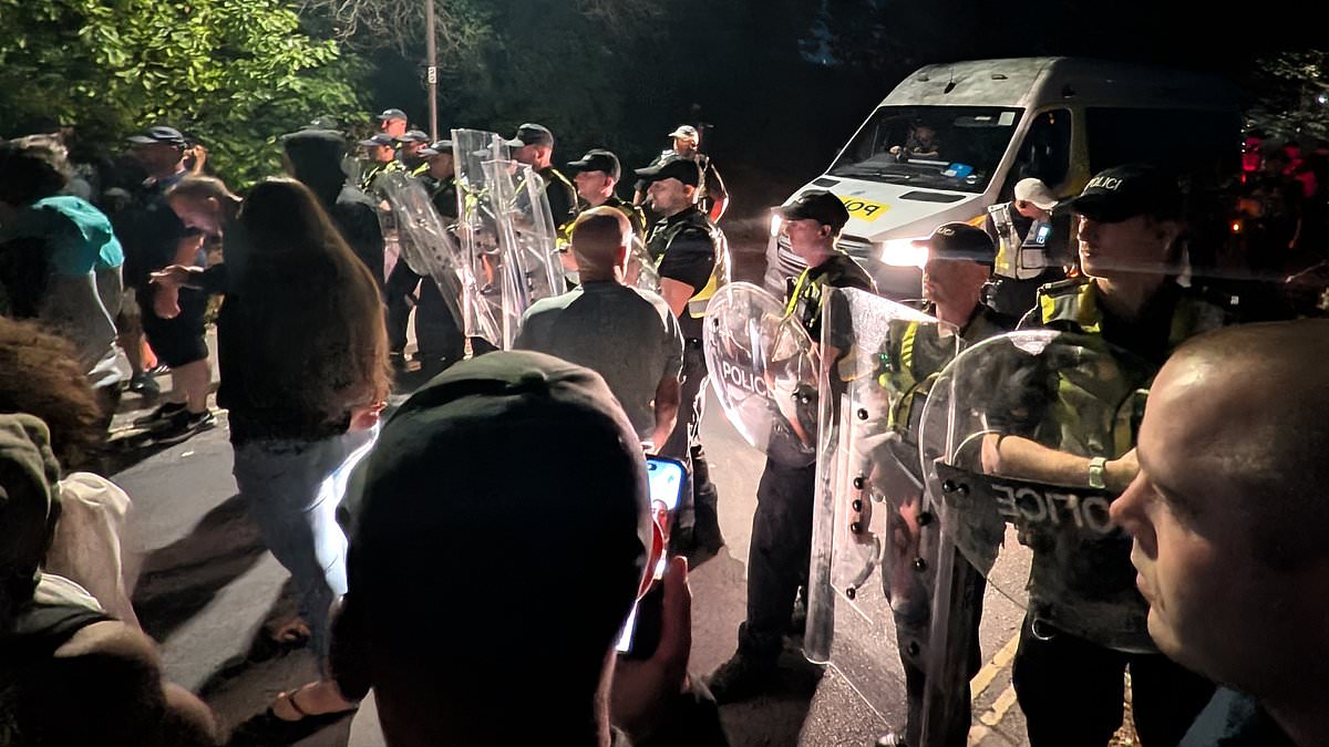 Hundreds of anti-migrant protestors descend on Portsmouth after some 140 asylum seekers are rescued from 'mega-dinghy' and brought ashore 1 c0fae694fc22155cda10adb708fcee116796eed7cee887a16c30f022510faaff