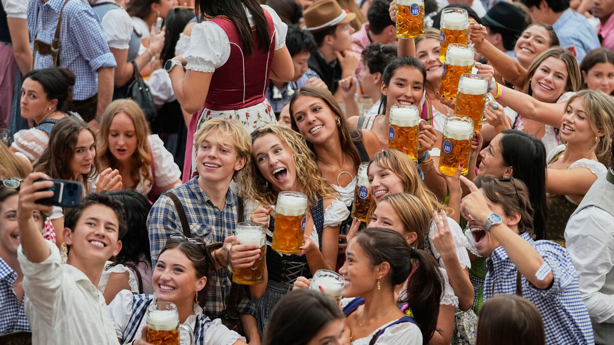 Oktoberfest opens in Munich, with millions expected and security tightened 1 c18a77d46feb0fdfe496dc32edb27c95e12fb1ff5e3fcafe41d487050d47e305