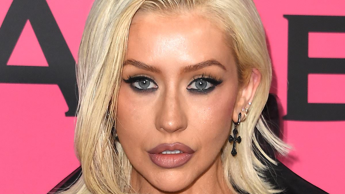 Christina Aguilera strikes a pose with mini-me daughter Summer, 12, as she gives rare glimpse at their bond 1 ca92e11a38698d888b62b3f6f4f0acbcfb76e38712ec5daa25a20d932fbfe28a