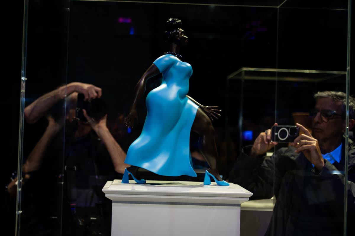 Sculpture depicting contemporary ‘everywoman’ unveiled on London’s Fourth Plinth 1 cfb00d8e7ef8dea20fdf739e3850553bad591f29b3ad7c5621114dd3f9ae46a4