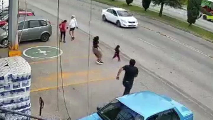 Hero supermarket manager dives to save toddler as she runs into oncoming traffic 1 d8402ad4b7d1616555343b61199ad0b163675fed5f771d6aaaa34cf1060d0cb1