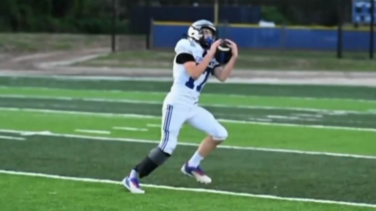 Incredible moment 14-year-old amputee scores his first high school touchdown during season opener 1 d9154d74c790dd8af60ecad4f1e54350e53e947a28e723bc07a73fd0cdb2201c
