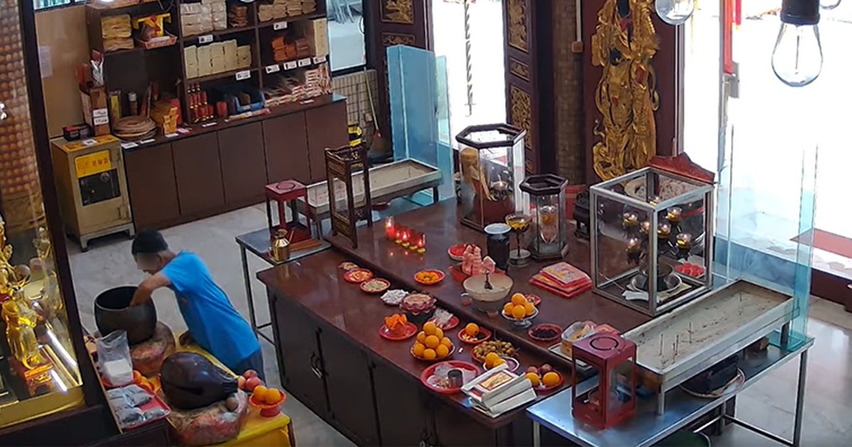 Asking for forgiveness? Man caught on CCTV stealing from Eunos temple prays before leaving 1 da712f8e018491975c82e5442b7b750e9ebdcd423aef4770d64eb9f2f2c5afcf