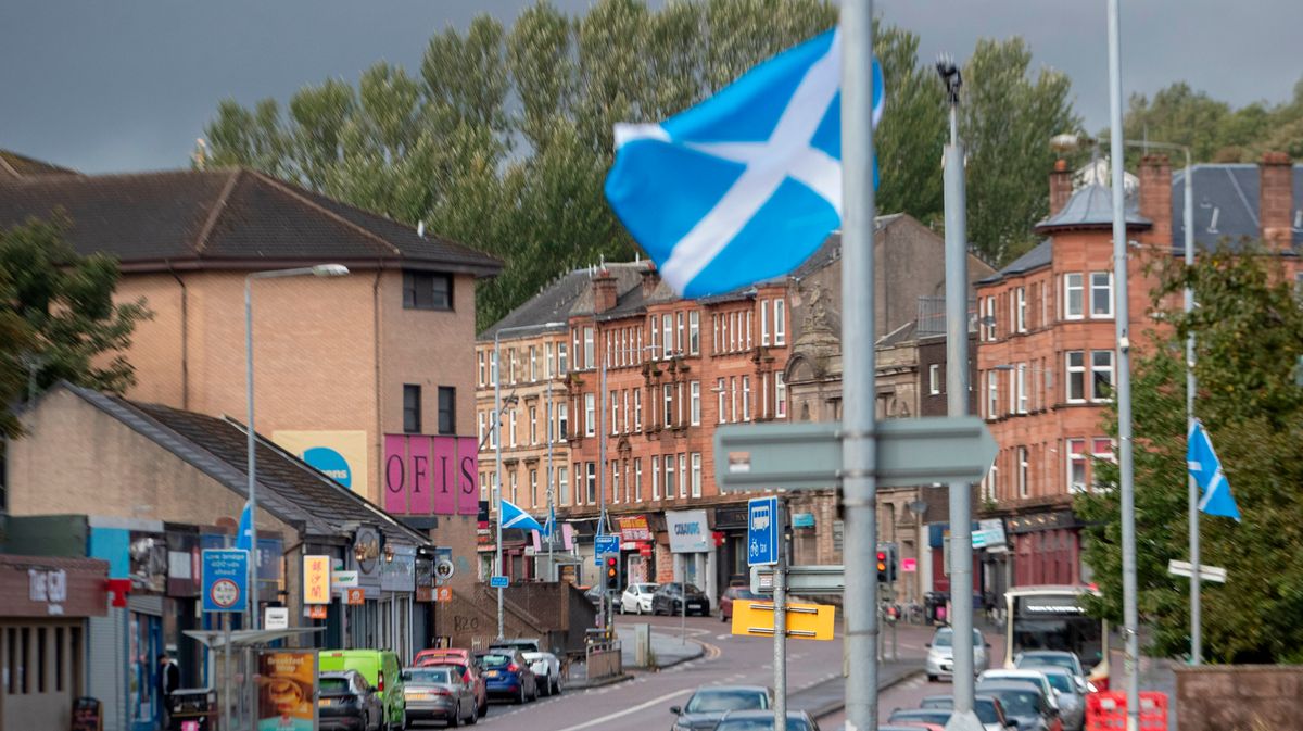 Hundreds of flags removed from lampposts across Scotland as immigration protests 'spike' 1 de8eb45490a68e2a38fc9fc6bc33d9f9aab73faad96b2fecdbda94e0431684d9