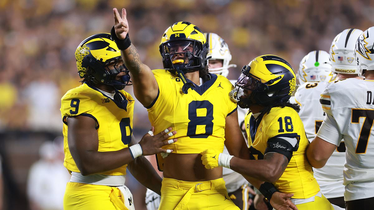 Michigan score remarkable last-second Hail Mary to avoid one of the biggest upsets in college football history in wild scenes 1 df74cbfd5a0697abf505d16e666a7ed5060d152564f1981d5244e009caac460f