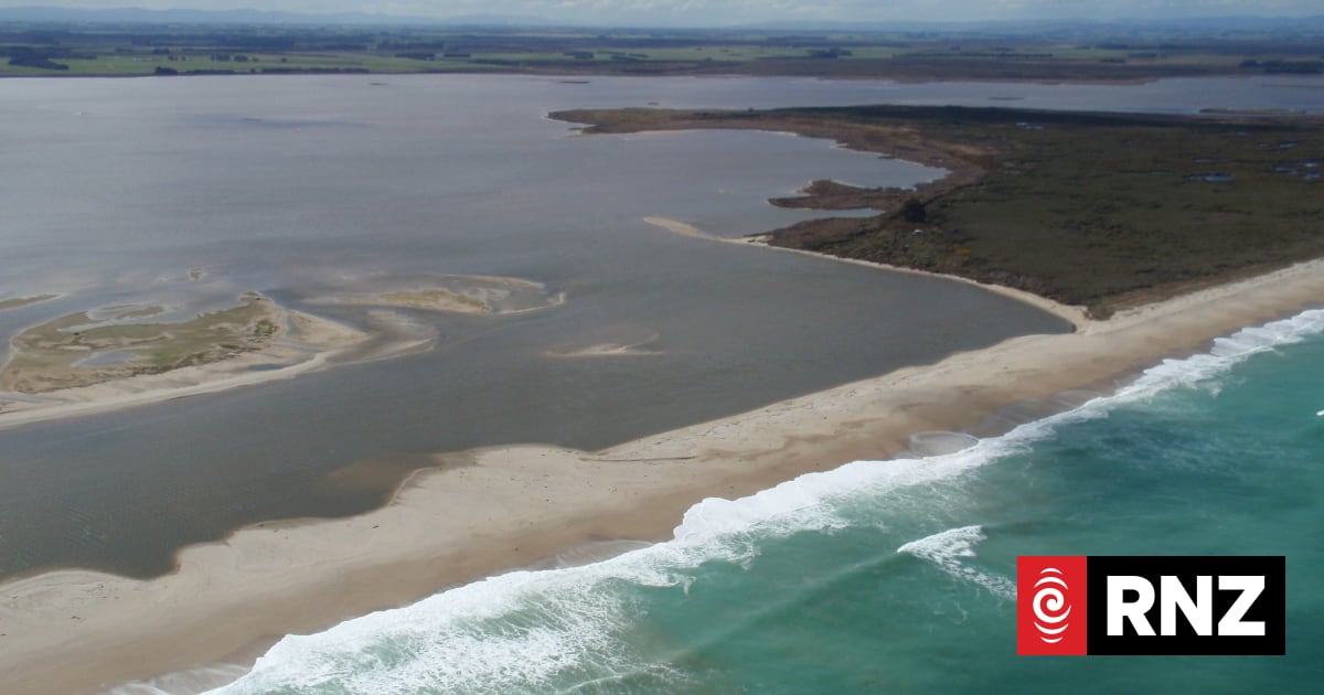 Emergency powers used to open Southland's Waituna Lagoon 1 dfc75b7ff2e8ed4d8c33749fb17538bcc831892117de14a85d755906eadc4724