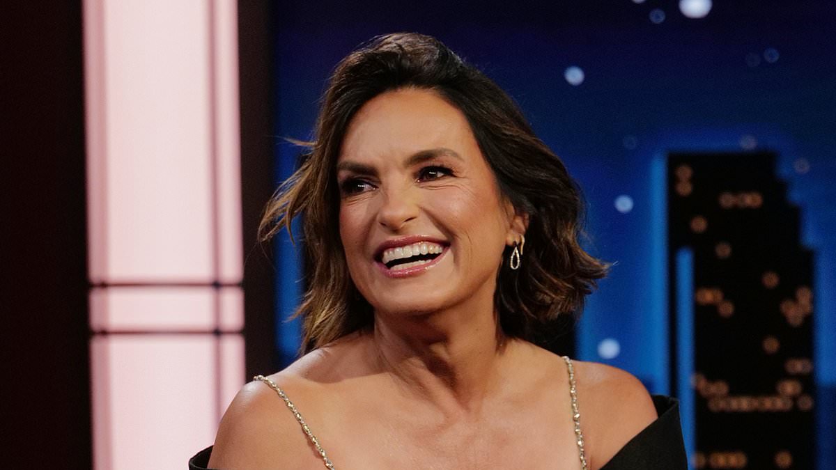 Taylor Swift's pal Mariska Hargitay says she's 'still floating' from the singer's wedding to Travis Kelce 1 e1019e4390eb85b9b130ed6ea502238839e665babd787af466abc93604177970