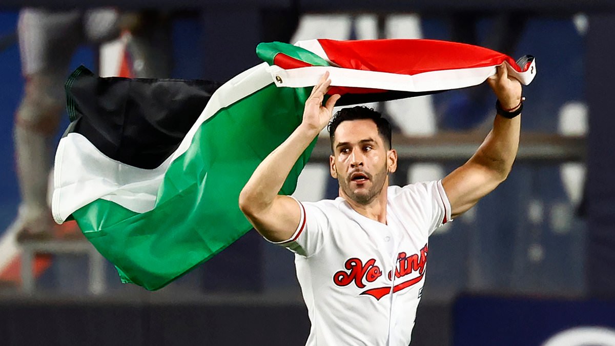 Palestinian flag-waving fan storms the field at Yankee Stadium before being dragged off to 'USA' chants during 9/11 anniversary Subway Series 1 e412125ec535aff736a8ac0a7409326a83e9d706f8c41cb496c2c1bdcbe51987