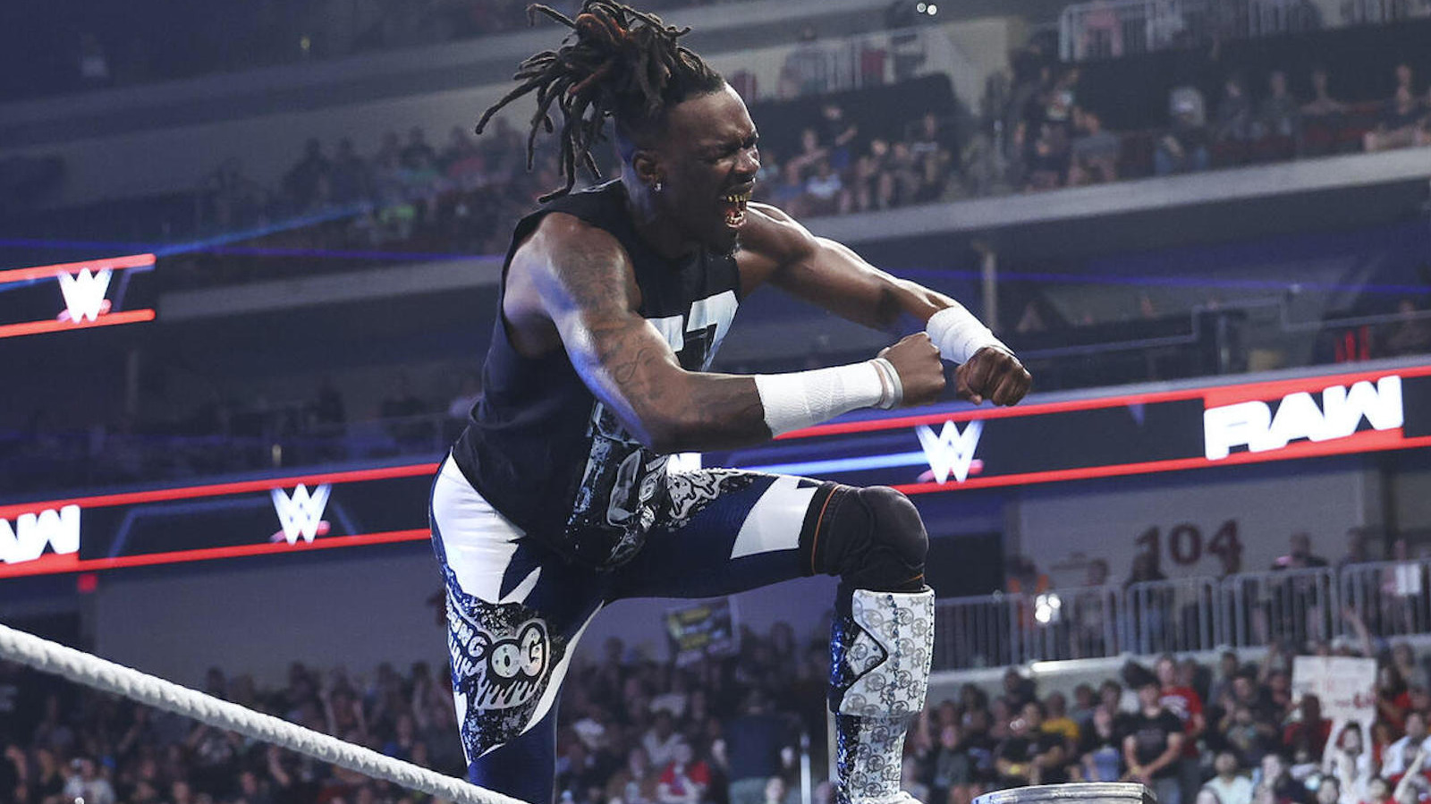 Je'Von Evans Pins Big Cass To Qualify For Men's MITB Ladder Match On WWE Raw 1 e56b4e6796be03f3639485cbe32871ce1b60b47eaf2aad2d8dc04648dc2f172d