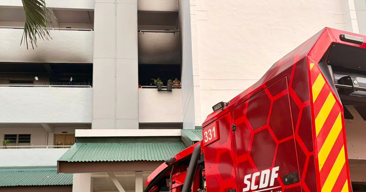 Fire breaks out at Lorong Lew Lian flat; firefighters perform CPR on unconscious person 1 e5a104e24e67e2177d955983849dc944deaaa95e52aae6a2e73d446f7cf86b52